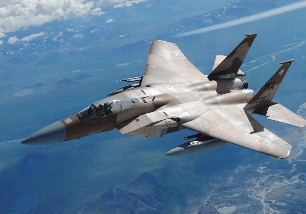 围绕美军战斗机坠落事件，各种解释层出不穷。一时间，“机械故障”成为最先流行的说法