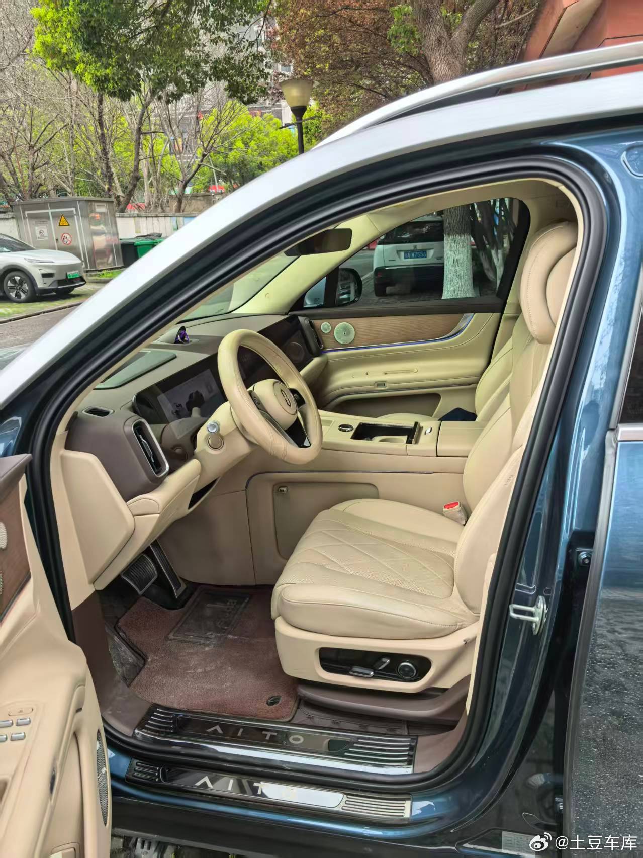 这保值率也太夸张了吧落地60万 一年半车龄亏了接近一半 哈哈哈哈 