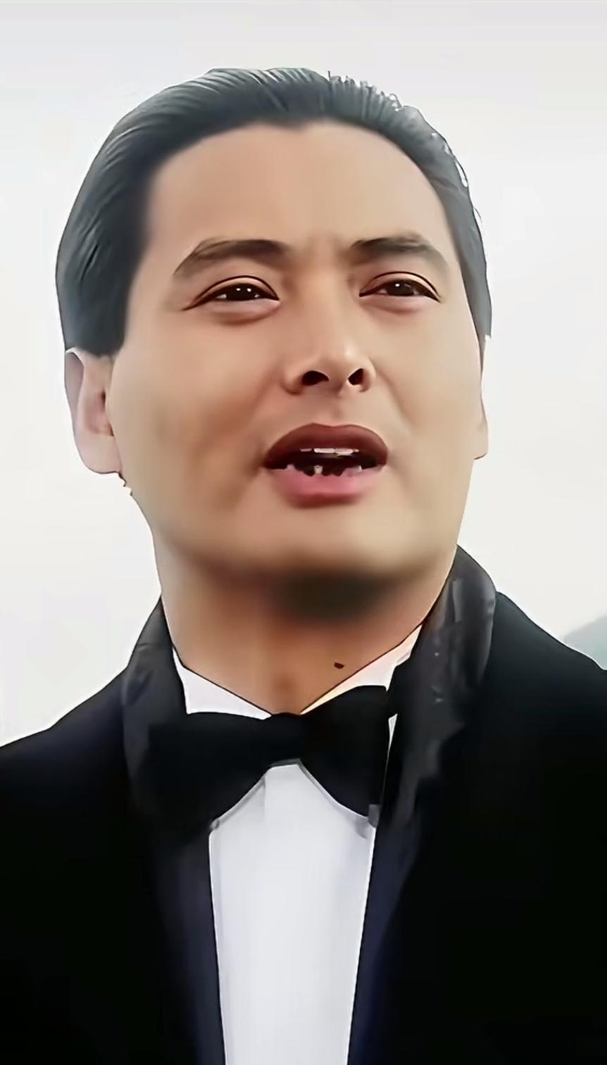 黑色西装搭配白色衬衫，简约而不失优雅，尽显绅士风范！🎩👔这是最有风度，最有气