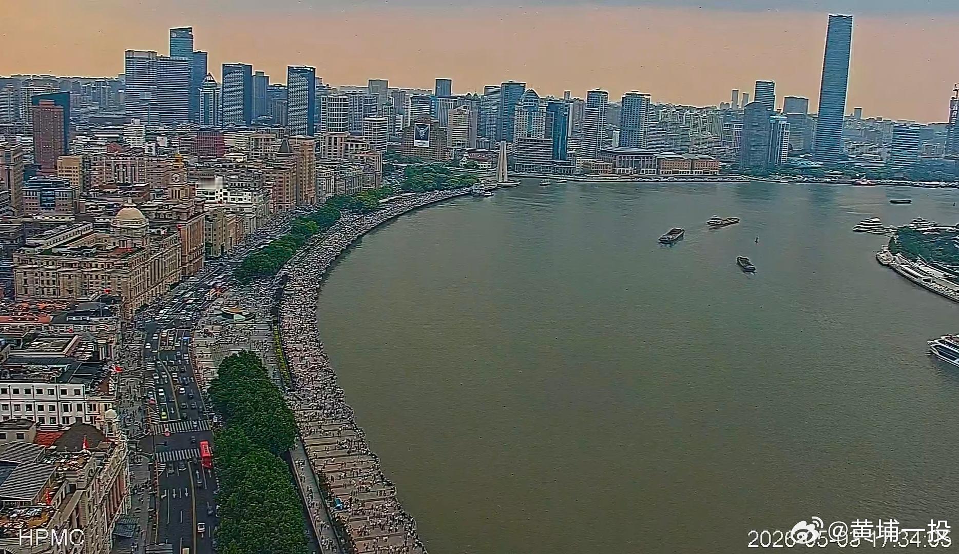 日常分享 此时此刻的上海外滩，看似宁静，实质人流攒动，繁华依旧，热闹非凡。 上海