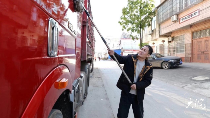 安徽一【：想把普通人的精神唱出来】11月14日，记者从“车轮上唱响星光梦”的常磊