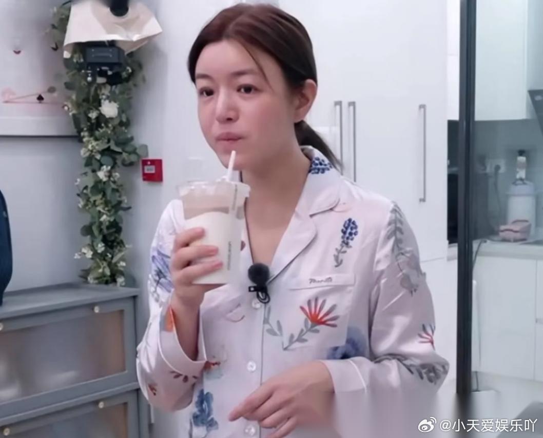 有人喷陈妍希的演技我能忍， 吐槽身材我也能接受， 但拿刚起床的素颜状态去攻击她，