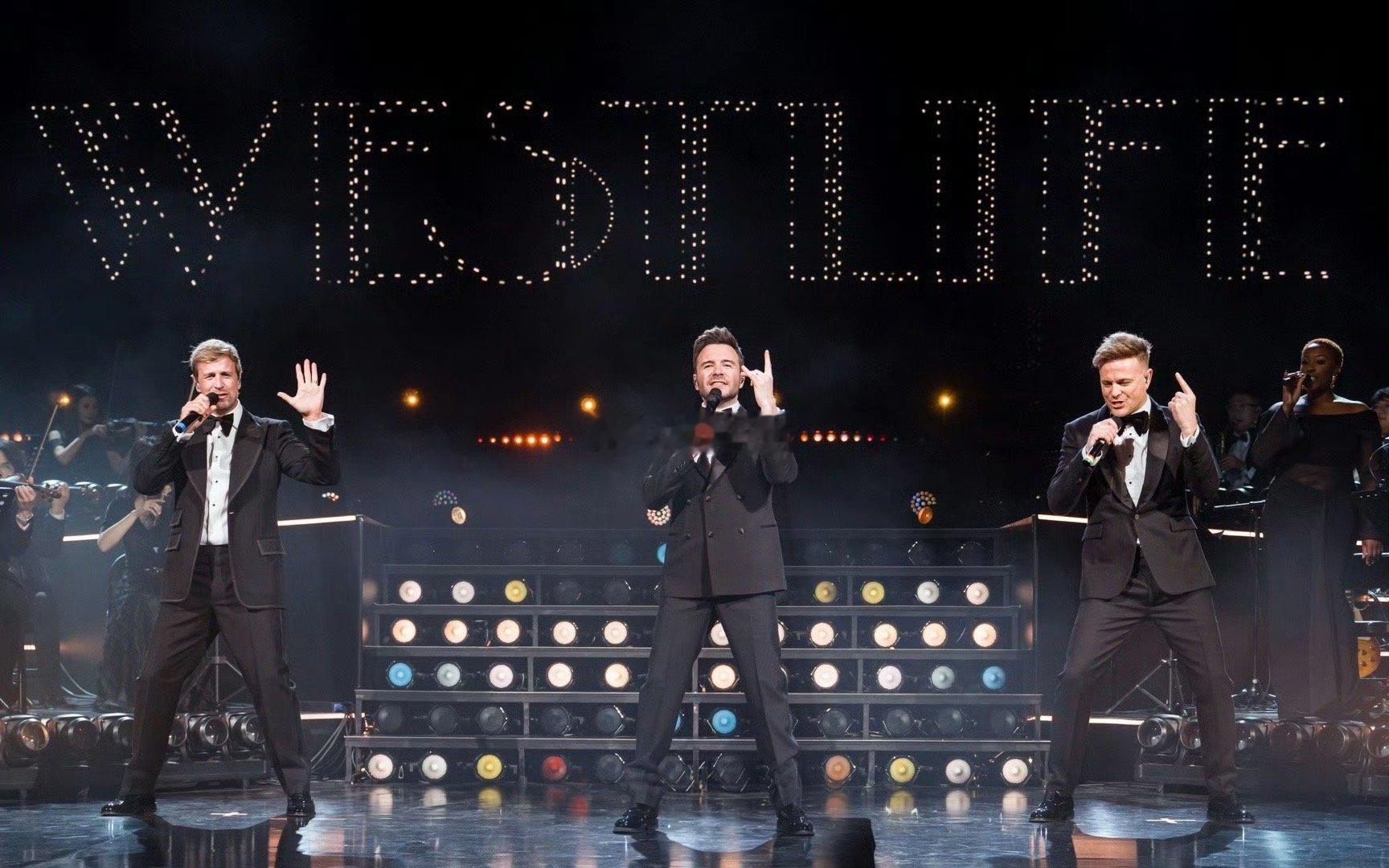 反正西城男孩演唱会很曼妙 西城男孩的现场功力真的没话说！在台上又唱又跳，气息控制