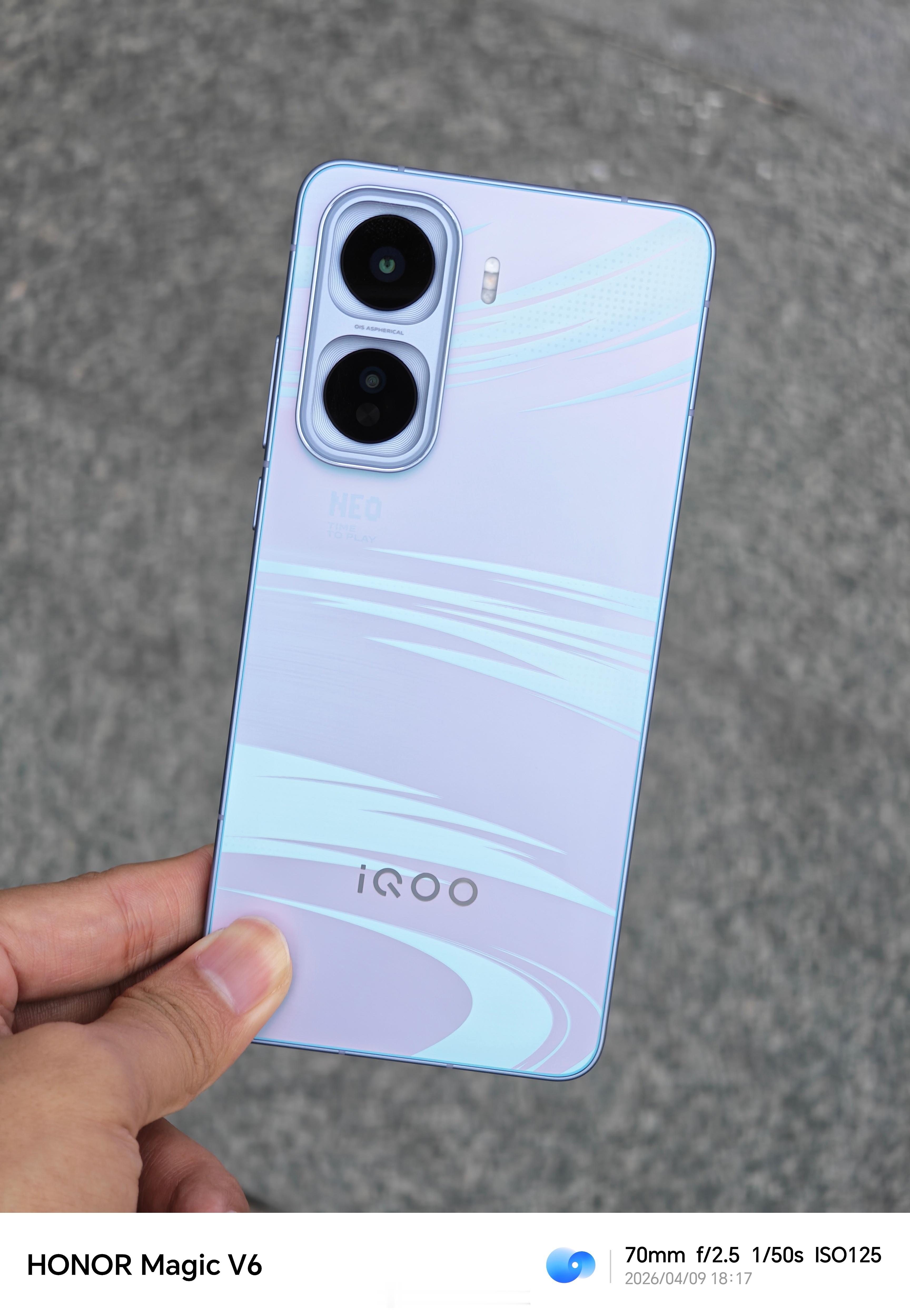 户外30℃环境5G网络最高亮度玩原神，三个半小时才耗电不到一半，这续航真牛逼，真