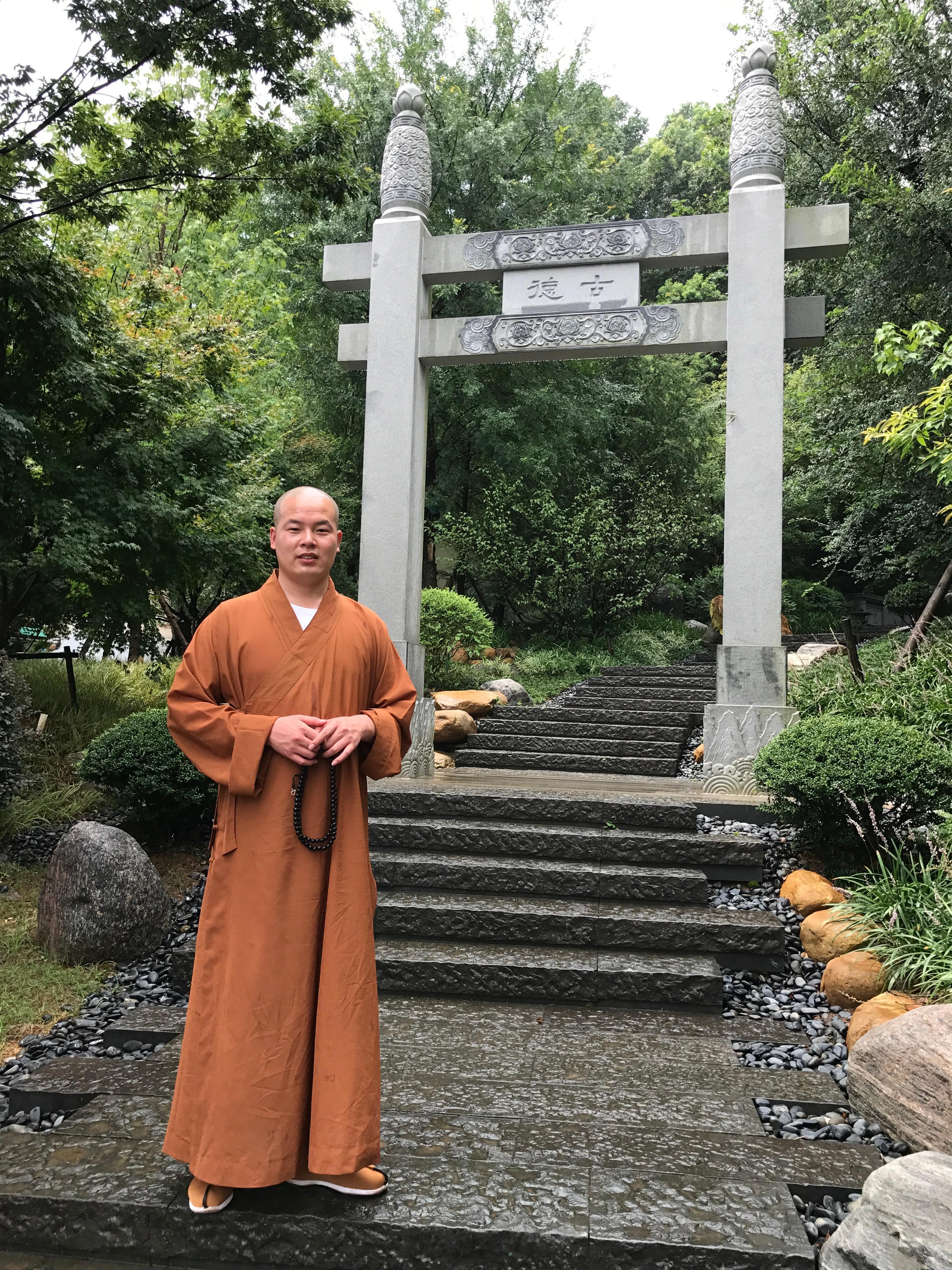 不需要别人来肯定自己，但一定要活出一个像样的自己。 