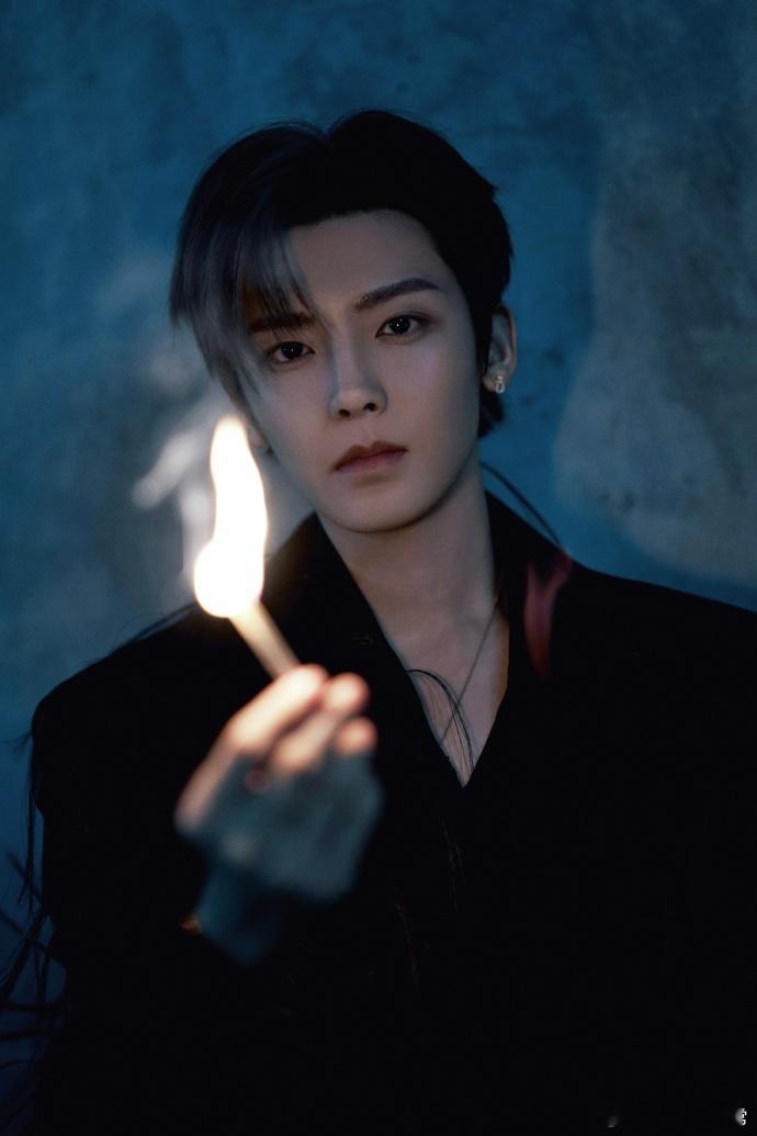 侯明昊又开始玩火了 救命！侯明昊手持火柴低头点火的画面氛围感直接拉满！火光摇曳间