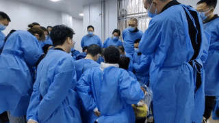 这是现在学习西医的人都必须要经历的课程。
那就好“大体老师解剖课”！
刚开始上课