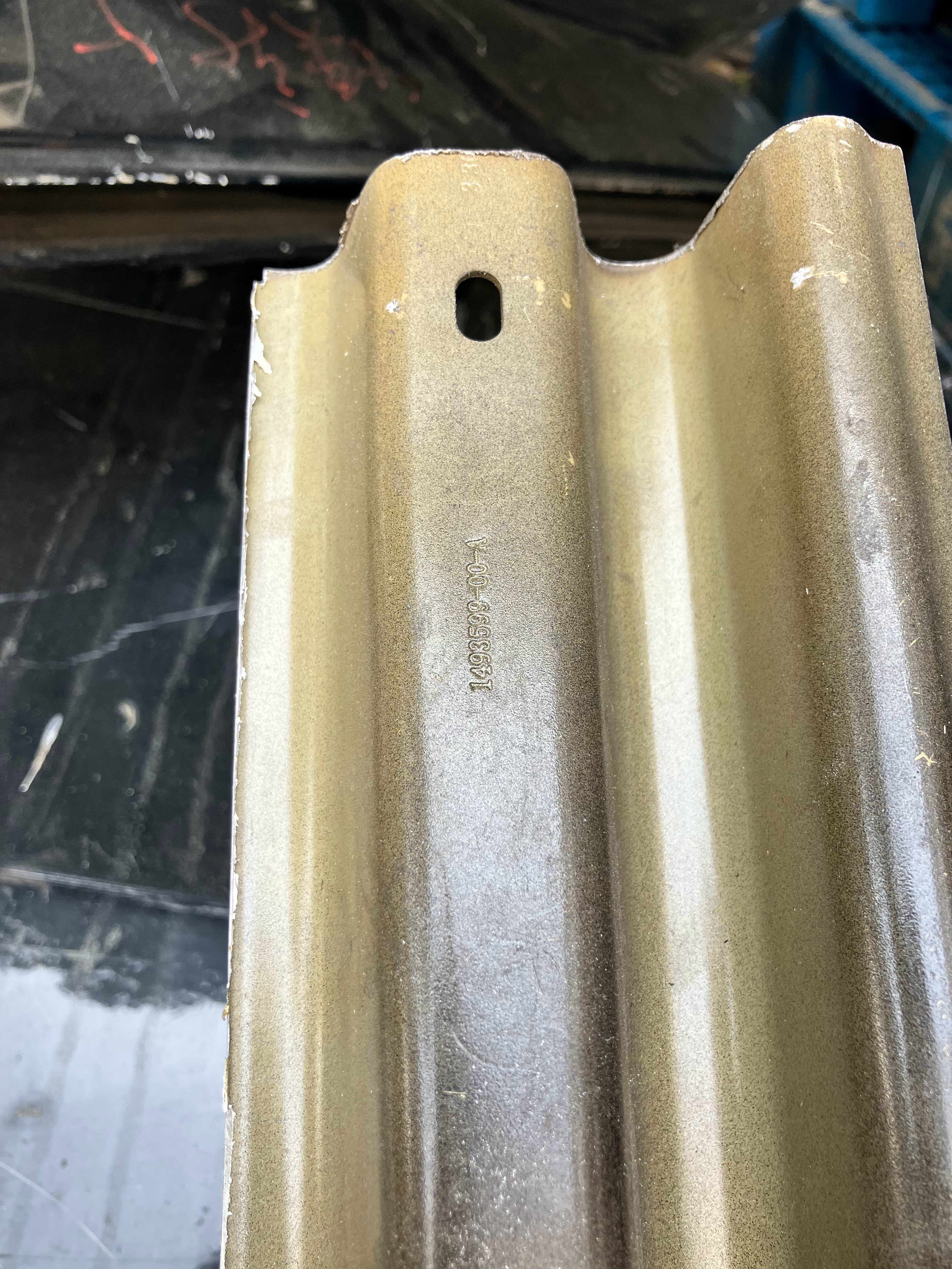 图1享界的车门加强板，确实厚！图2是特斯拉Y的车门防撞梁铝合金，放地上脚都能踩变