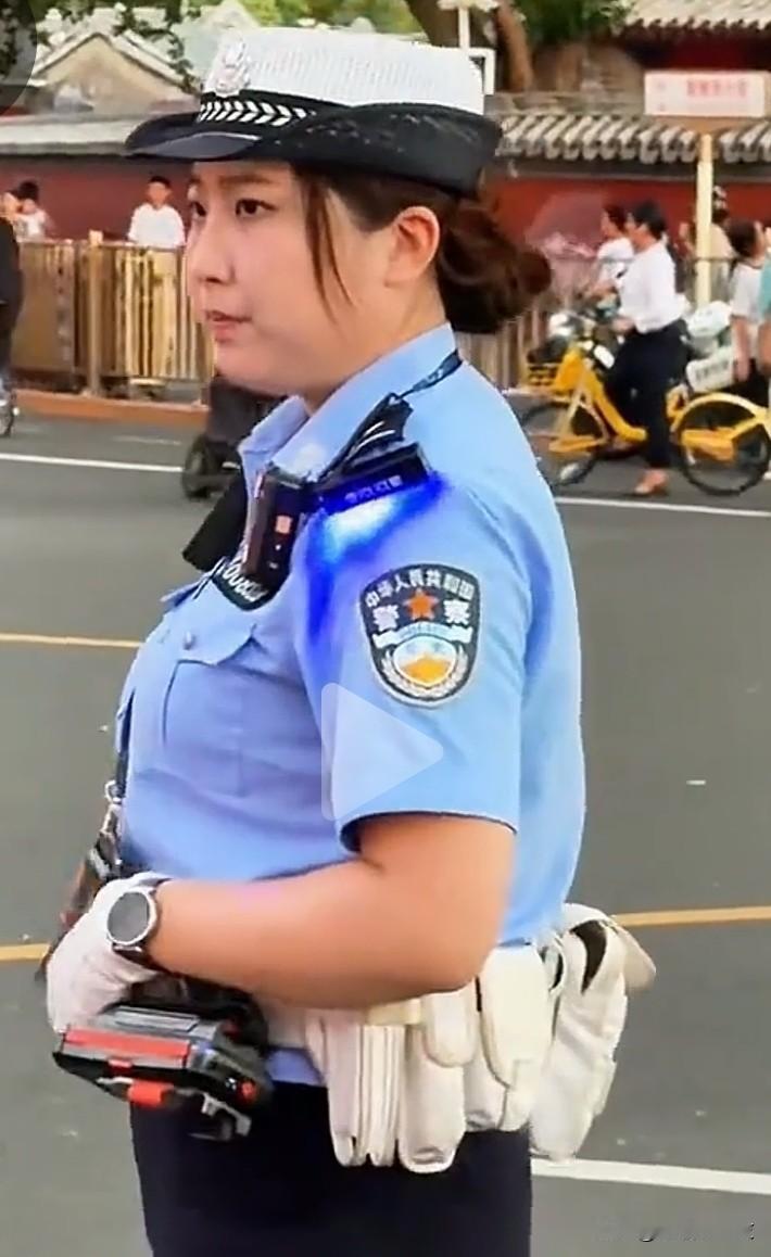 北京这位女交警火了！网友：看着就踏实

近日，北京鼓楼路口一位女交警执勤的画面刷