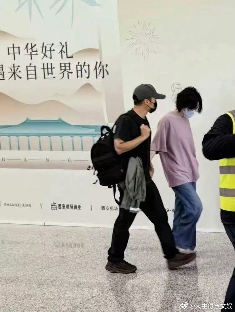 王菲谢霆锋机场十指紧扣谢霆锋王菲机场十指紧扣 啊啊啊啊王菲谢霆锋机场十指紧扣！好