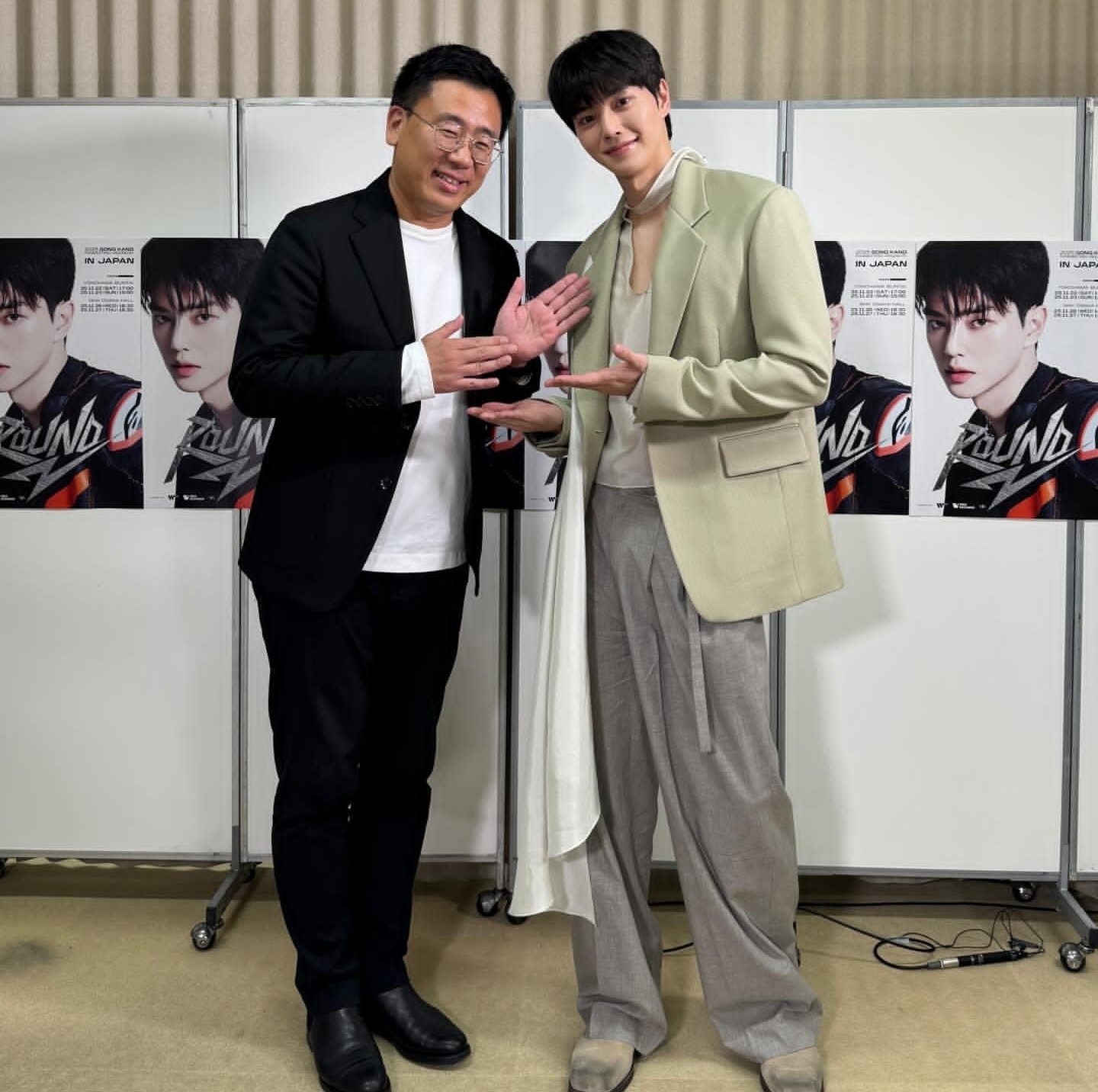 宋江日本粉丝见面会 宋江与粉丝见面会主持人的合影 