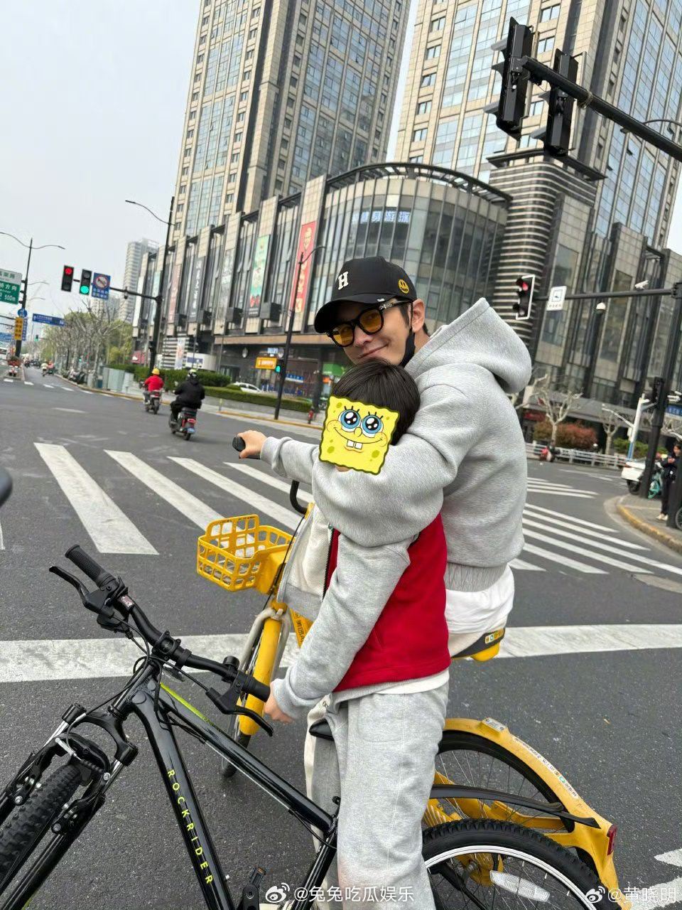 黄晓明晒和儿子春日骑行照  黄晓明发文晒和儿子春日骑行照，时间好快啊，小海绵都长