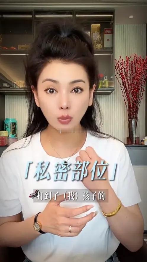 《爱情公寓》秦羽墨扮演者赵文琪晒出视频称儿子在学校被同学欺负。饰演秦羽墨的赵文琪