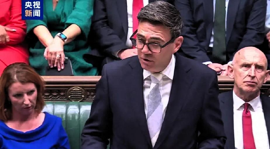 《救乌克兰，谁救英国人？》
 
当地时间9月1日，英国首相伯纳姆在议会下院首次以