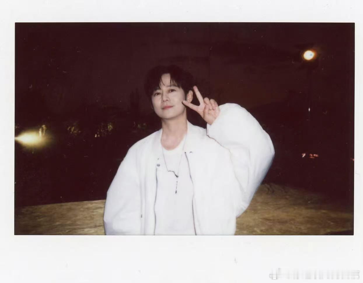 何炅生日比耶比心拍立得何炅生日新拍立得何炅生日比耶比心拍立得~ 