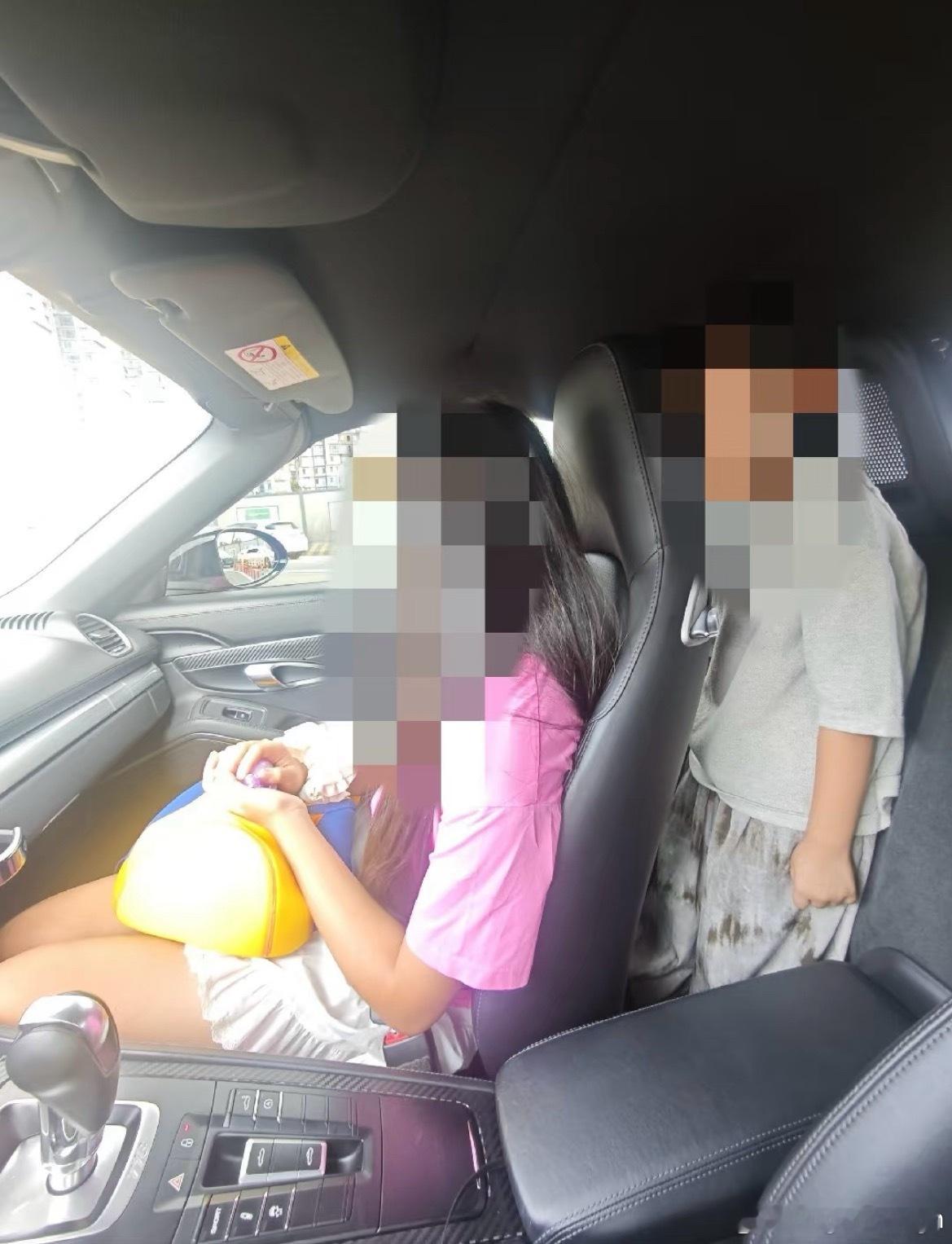 笑死，原来718是有后排的哈哈没想到跑车还能有站票太适合家里有娃的人了！ 