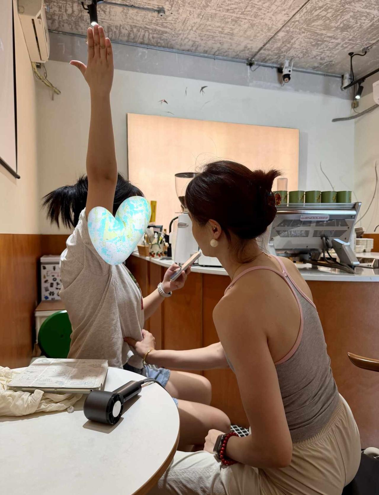 教练说我肝不硬 因为我
几乎不会生气
她说我姐肝硬 回来听live都有我姐在吐槽