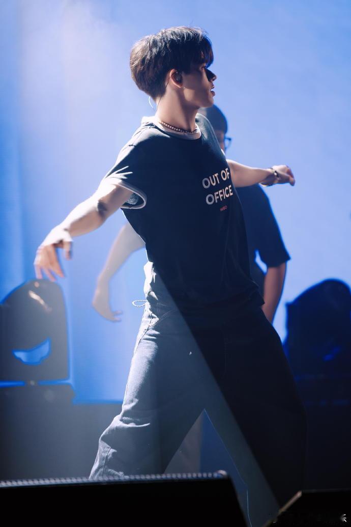 庆怜黄冠亨什么时候认识的黄冠亨惊喜现身庆怜巡演 破次元壁的惊喜啊！一个唱跳一个送