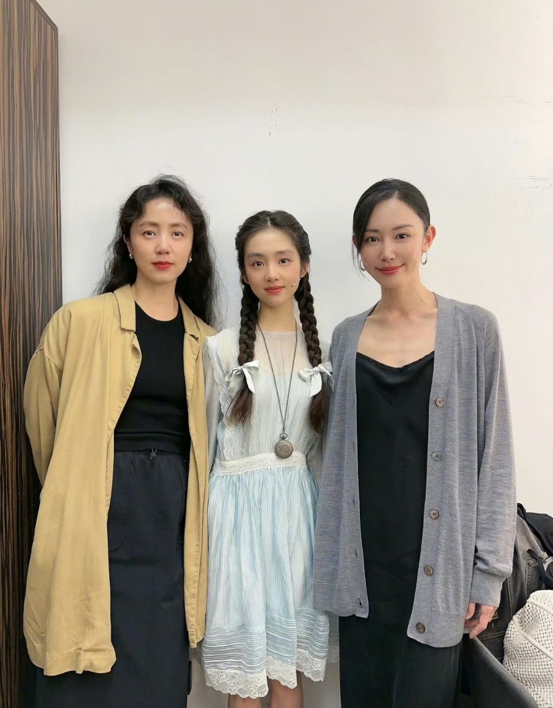 黄多多和妈妈孙莉、还有朱洁静合影，三个人都好有气质！ ​​​