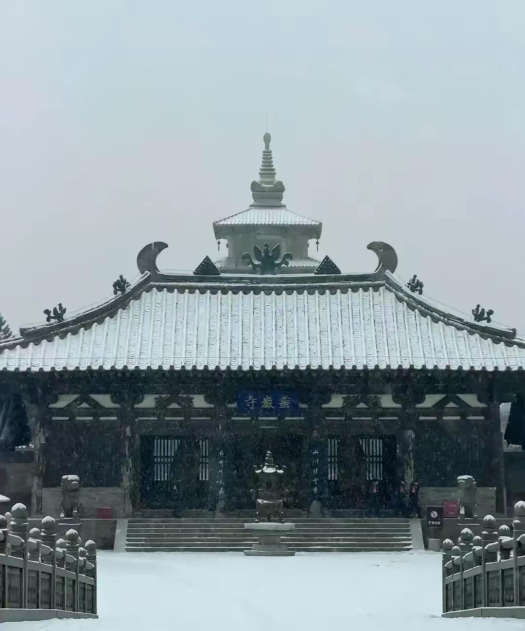 雪中镜像威武霸气冬日镜像雪景庄严肃穆的建筑震撼