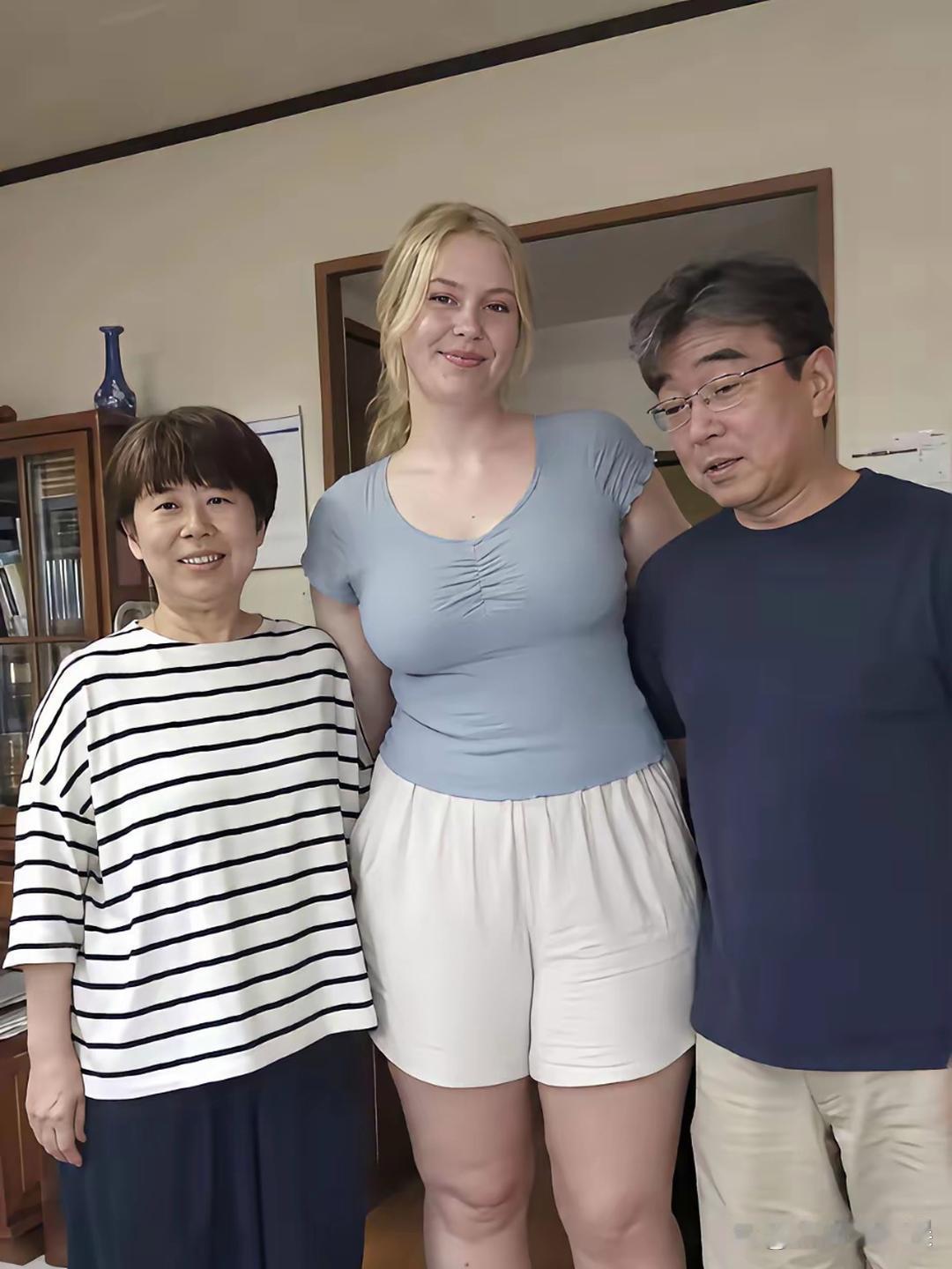 美国女生在日本家庭生活，一对比就能看出来，骨架和肤色差别真的很直观！ ​​​