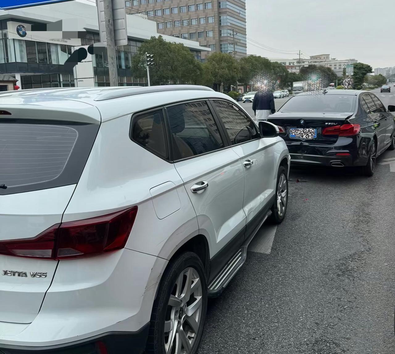 帮我把车修好，还能给我钱？ 真有这么好的事吗？[加油]
车辆后面被追尾成这样，现