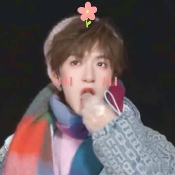 贺峻霖这会知道冷热了吧 当贺峻霖开启吐槽模式时，李小冉用年龄差和爸爸名字成功把话