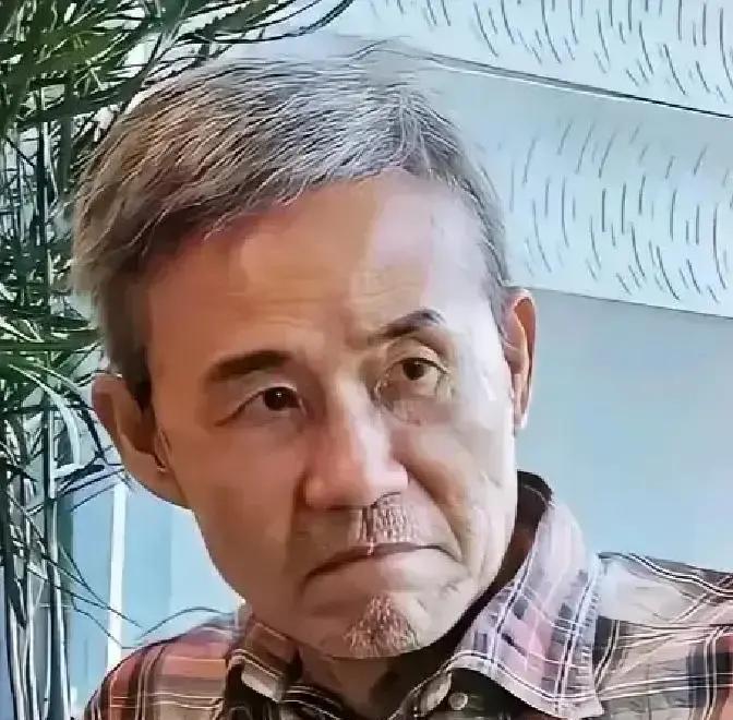 王石左手空了72小时。
无名指上那圈晒痕，比婚戒本身更刺眼。
田朴珺对着镜头微笑