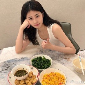 近日，演员白鹿为助理兼闺蜜“呵呵”亲自下厨的日常片段引发网络热议。这看似简单的举