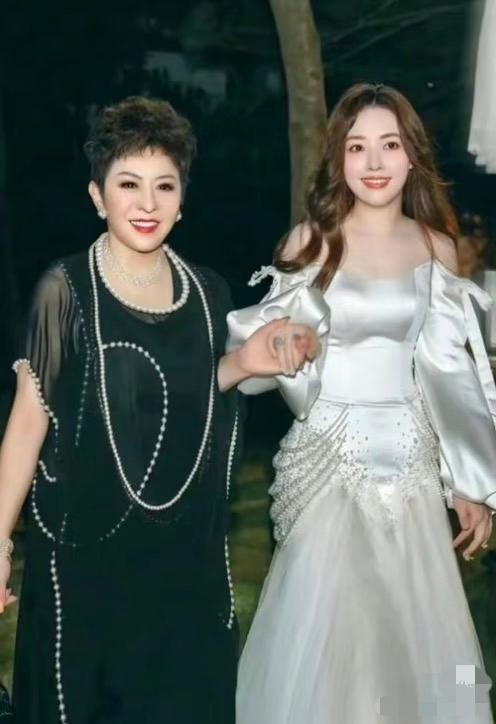 我有预感，
郭碧婷的豪门路要变方向了！
没想到的是，向太最近直播说嫁豪门基本不幸