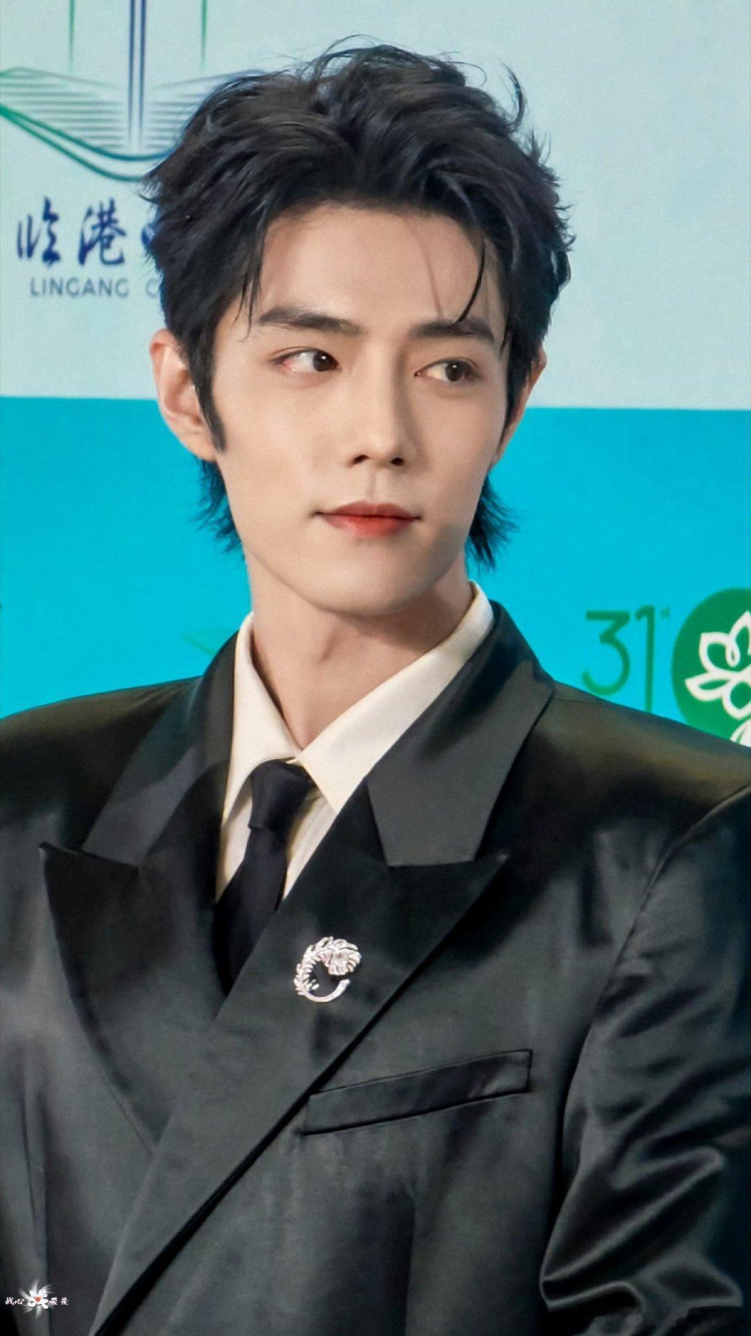 肖战肖战入围白玉兰奖最佳男主  肖战亮相白玉兰红毯 君子如玉，温润而泽。肖战的谦