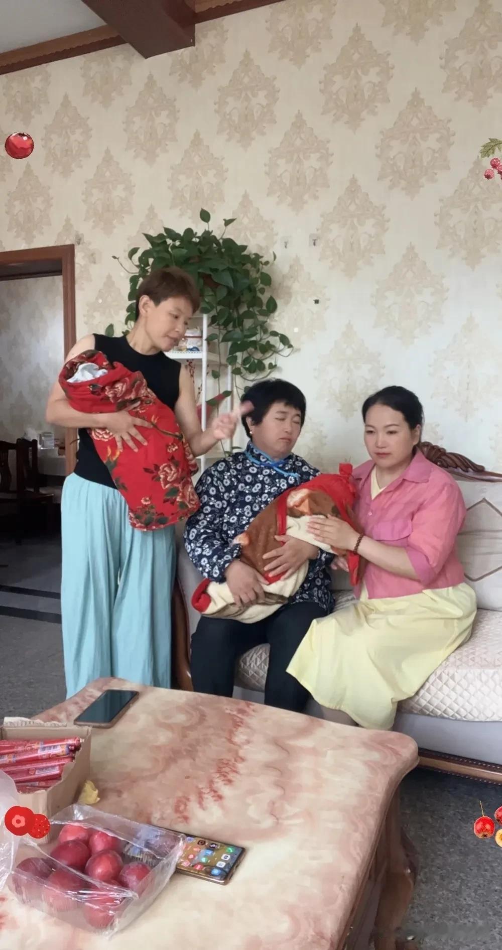 生大女儿时，我妈给了我2千，我婆婆日夜陪伴，伺候了我一个月，我生二女儿时，我妈给