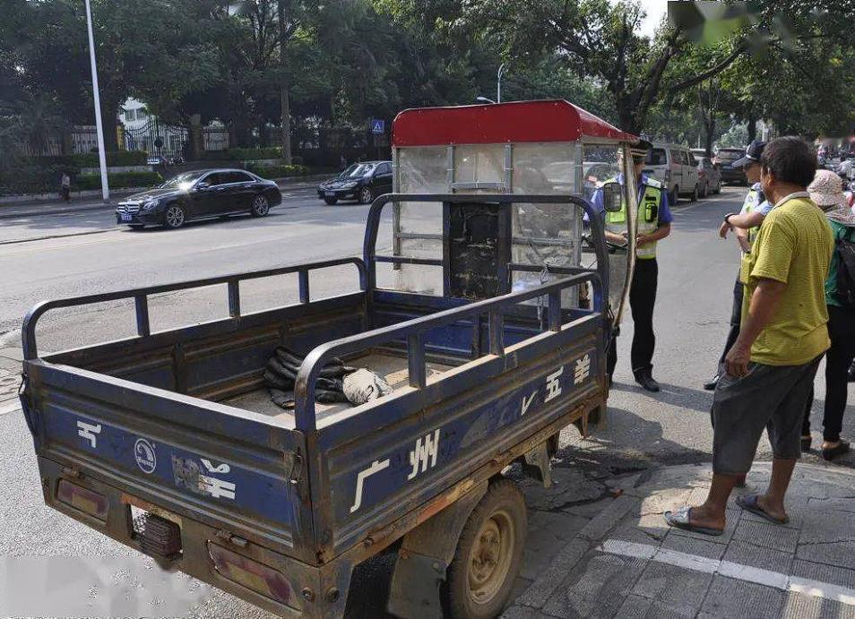 内蒙古，一男子开三轮摩托，在乡间小路上运送肥料，谁知被交警挡住，说他无证驾驶无牌