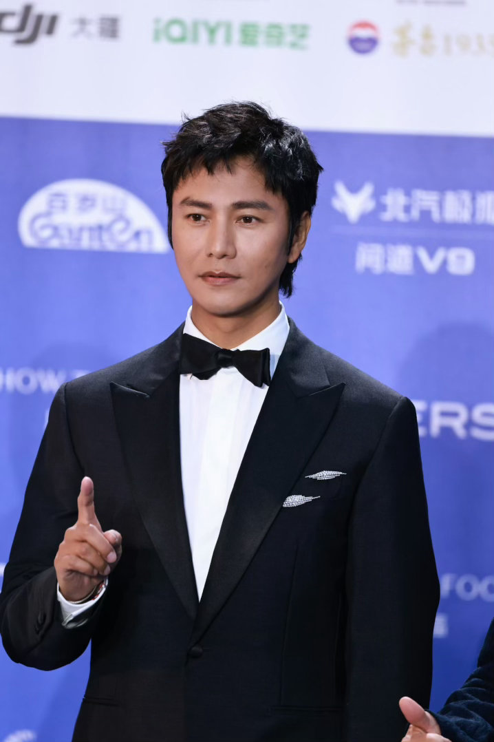 陈坤肖央王志飞体制感老boys陈坤王志飞肖央老辈子说话就是有涵养 三个人往红毯上