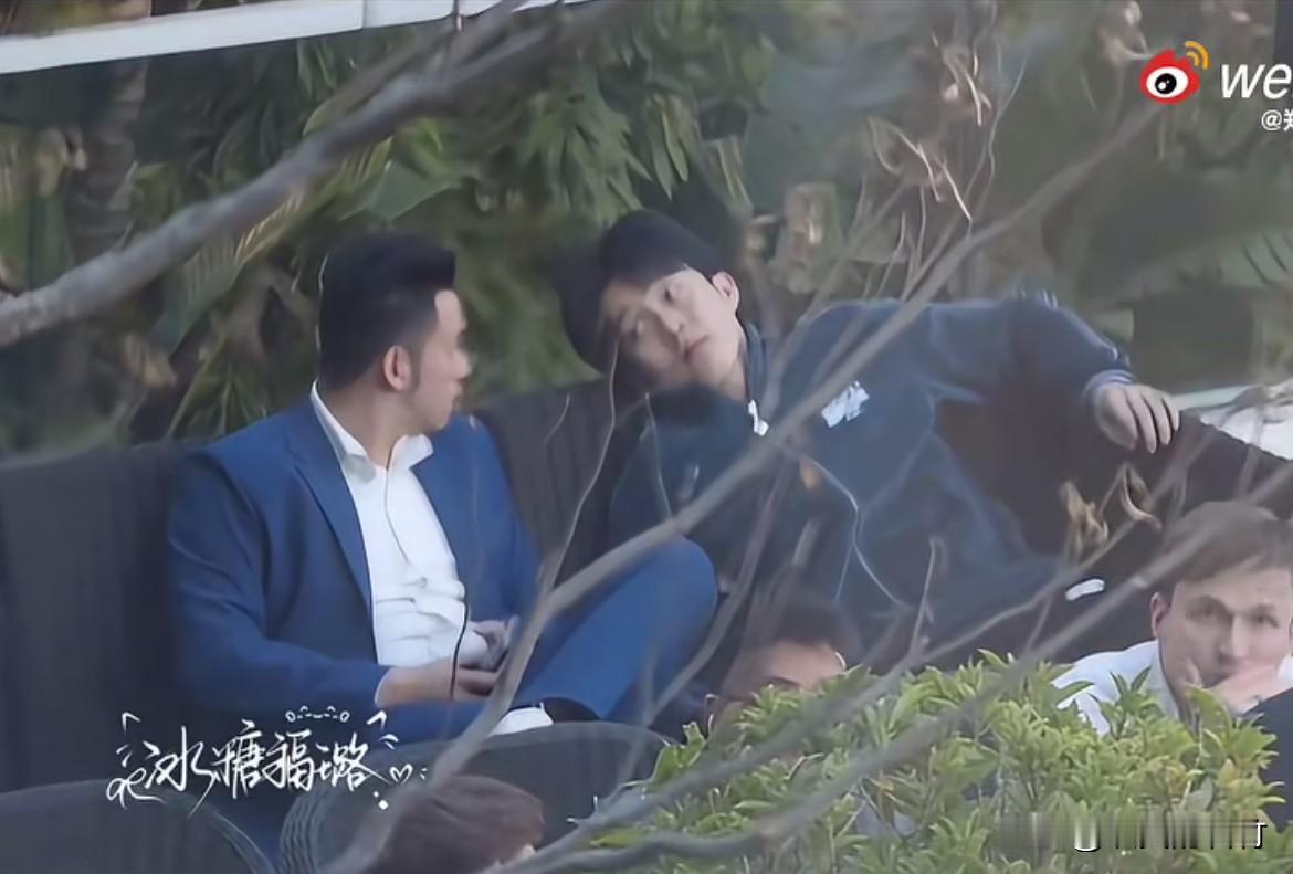 黄镇廷和王楚钦在一起聊天
大圣黄镇廷不停的说，大头王楚钦最后只看他一眼[呲牙]