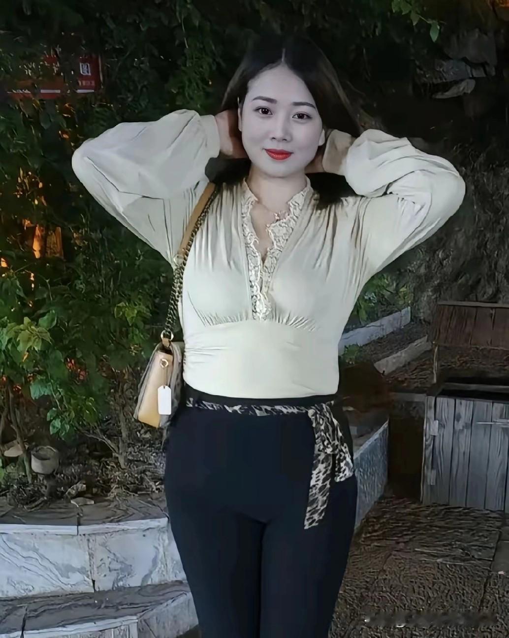 洗澡时的一条微信，差点让他吓破胆！情妇发来一串像诗不是诗的‘暗语’，官员秒回9个