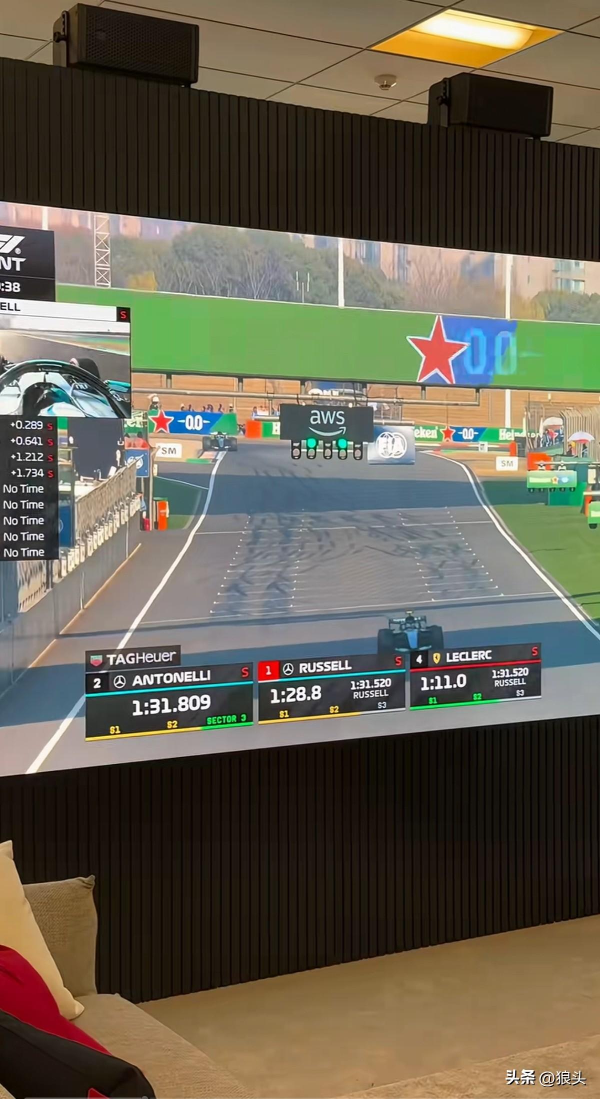 上海F1赛吸引了数十万人，看着赛道中那一辆辆风驰电挚飞过超级跑车，发动机的轰鸣声