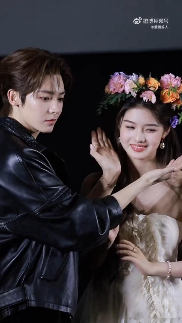 侯明昊问艾米自己脱不脱外套剧里是隐忍腹黑的权臣萧无衣，剧外是主动问脱外套的搞笑男
