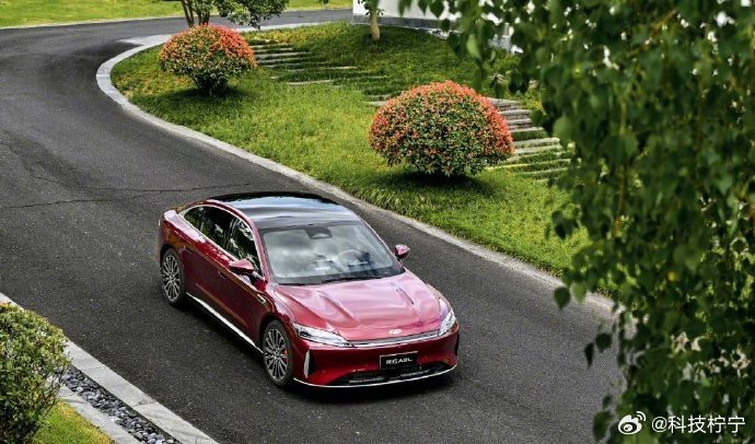 古天乐驾御风云A9L，开启豪车新体验。仅需20万，即可驾驭50万级别的纯电豪华。