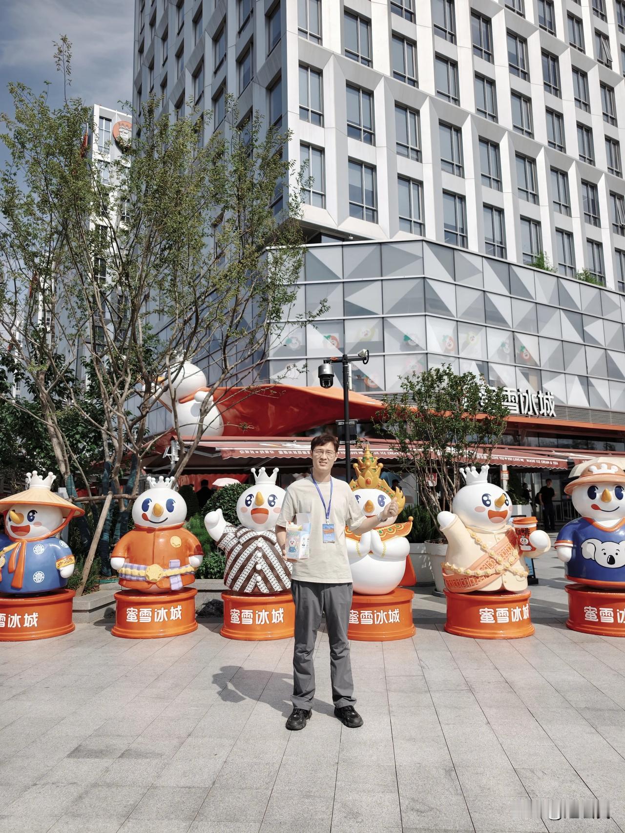 #万千气象看河南# 今天宏民深度参观走访了郑州蜜雪冰城全球总部，作为全球门店数量