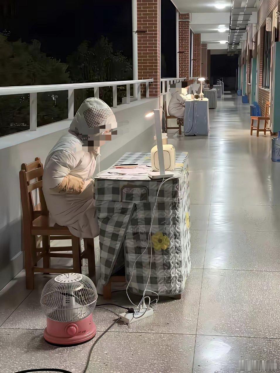 古有学生程门立雪，今有教师夜廊答疑。这种精神可嘉，但我就纳了闷了，这么冷的天，老