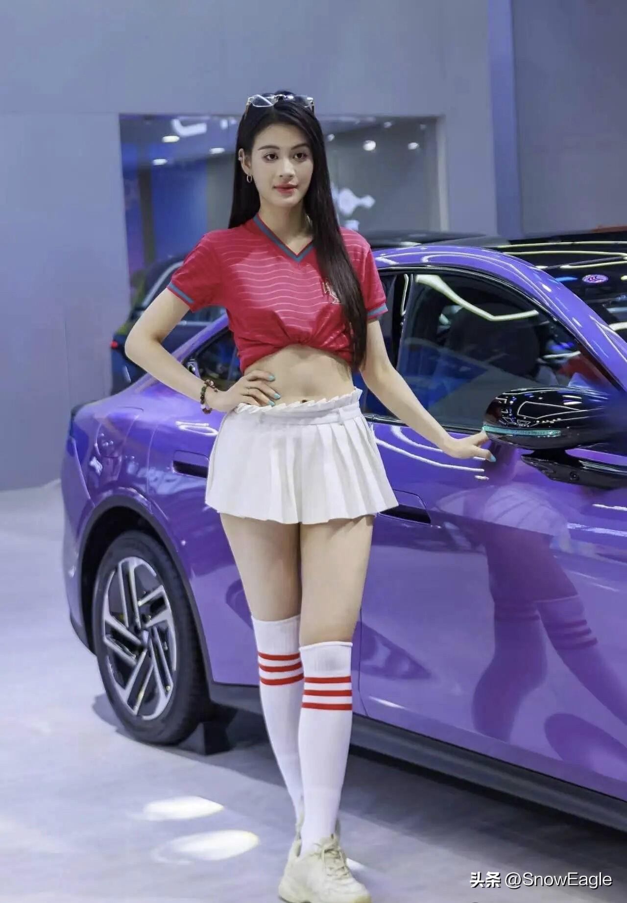 红衣少女倚紫车，风姿绰约似画中。