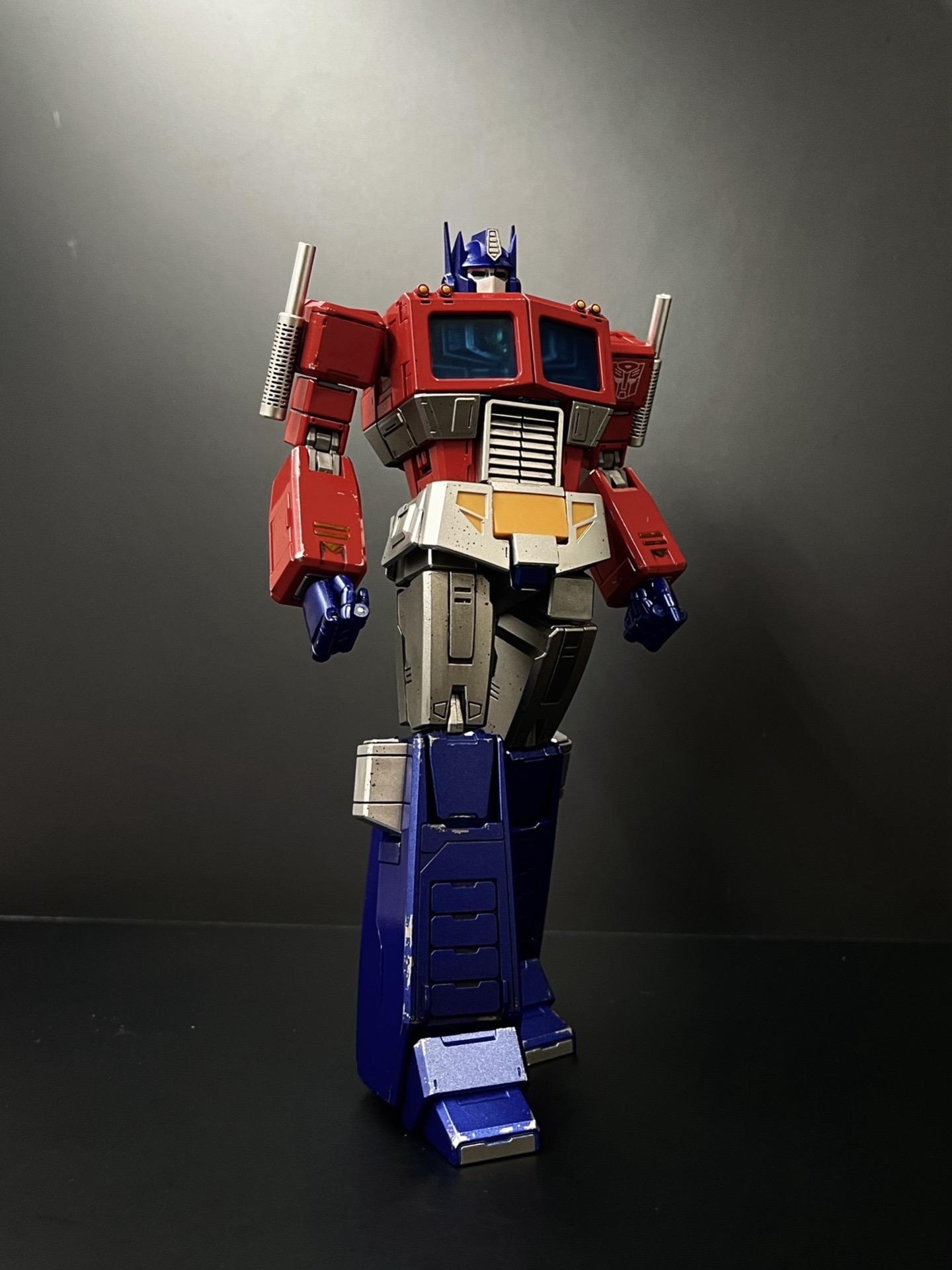 G1擎天柱｜YoloPark.只要是柱必入手！
漂亮的涂装 优秀的可动
包括性价比很高的价格
拿来把玩摆造型最合适不过了
没找到电池 没让大哥的眼睛亮起来
缺少了些灵魂
后面再入手一台同系列的老威来一组合影