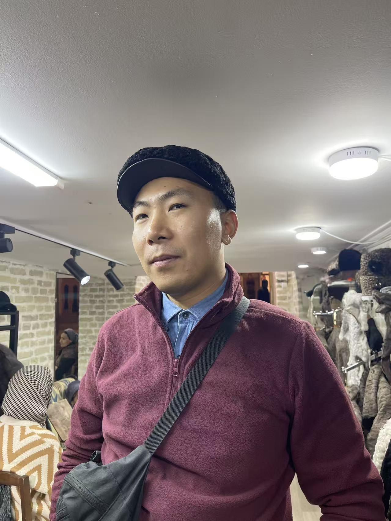 《西梅树下的第三十八稔》

我给自己起了个维吾尔名字依谢克，同时也有个哈萨克名字
