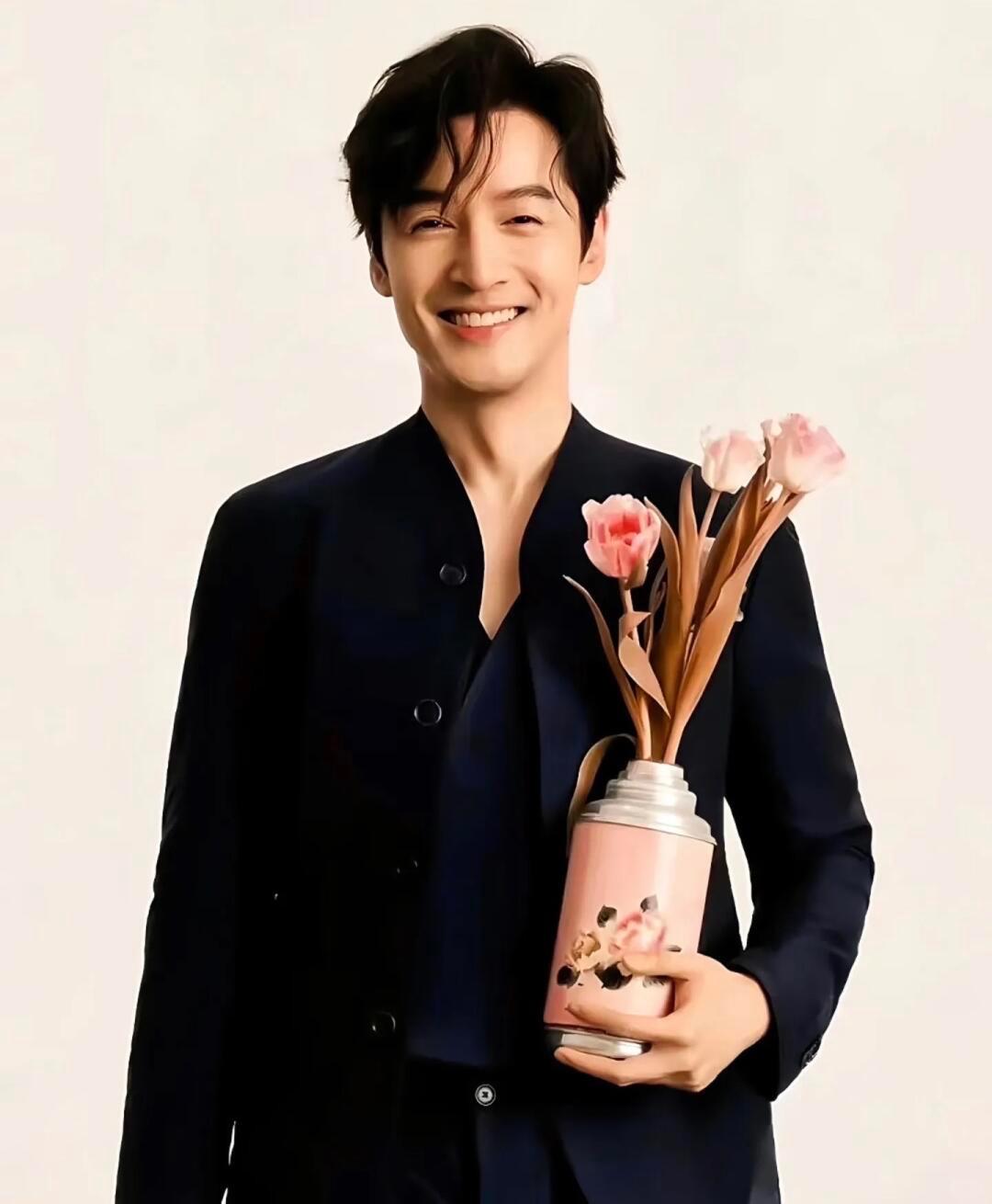 胡歌：“我挣的第一笔钱，是我初二的时候拍了一个广告，1000块钱的报酬，那时候这