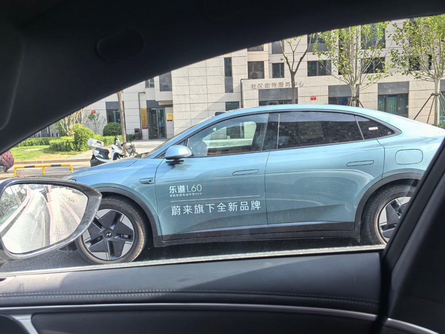 乐道在努力证明自己是蔚来家族中的一员。蔚来说保时捷有的我们都有!乐道说蔚来有的我