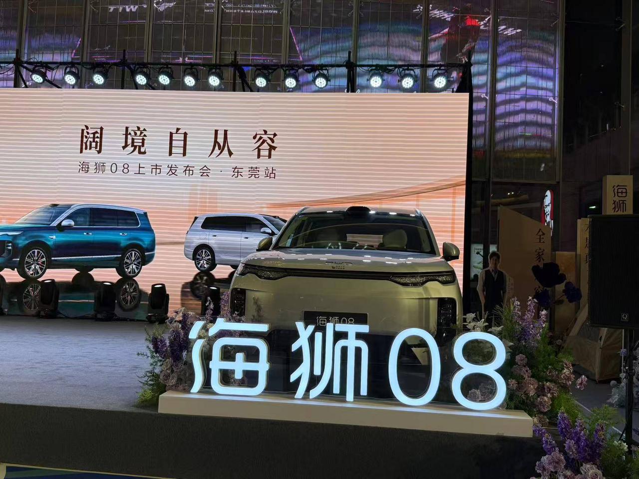 先说六座版的核心体验。2+2+2布局，第二排两张独立座椅带零重力模式，通风加热按