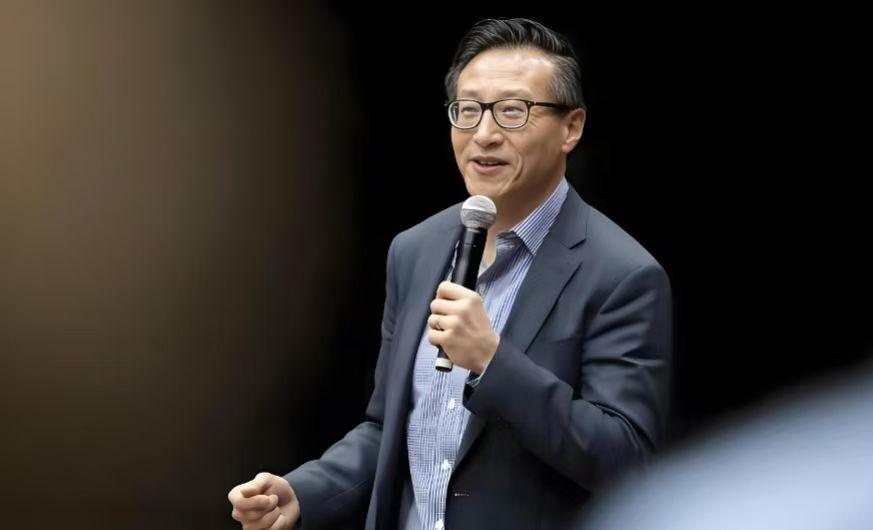 蔡崇信，阿里董事局主席，据福布斯实时个人“净资产”约为900亿人民币，是妥妥的“