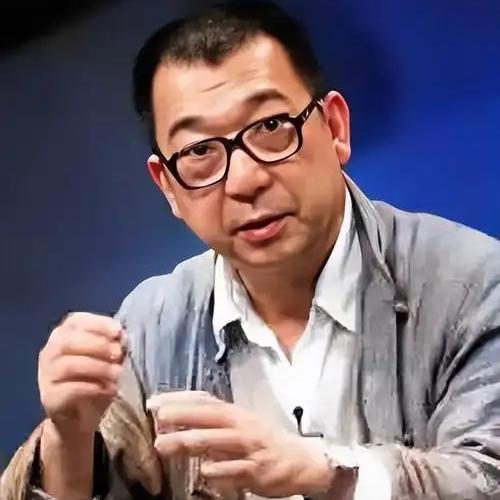 郭宝昌被养母郭榕买回来后，并没有让他进大宅门，而是让自己的母亲帮着代养。

郭榕