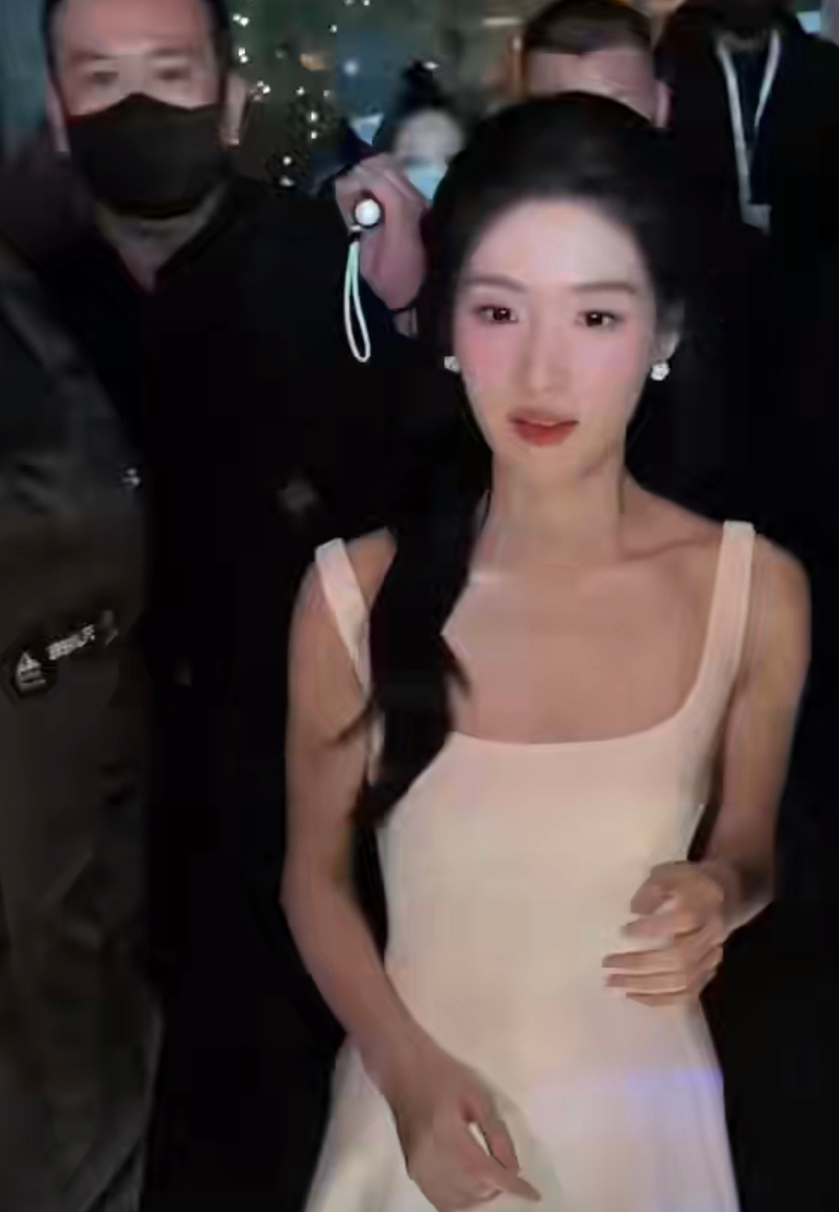 卢昱晓今日品牌直播上班路透，唯一纯白的茉莉花！ 